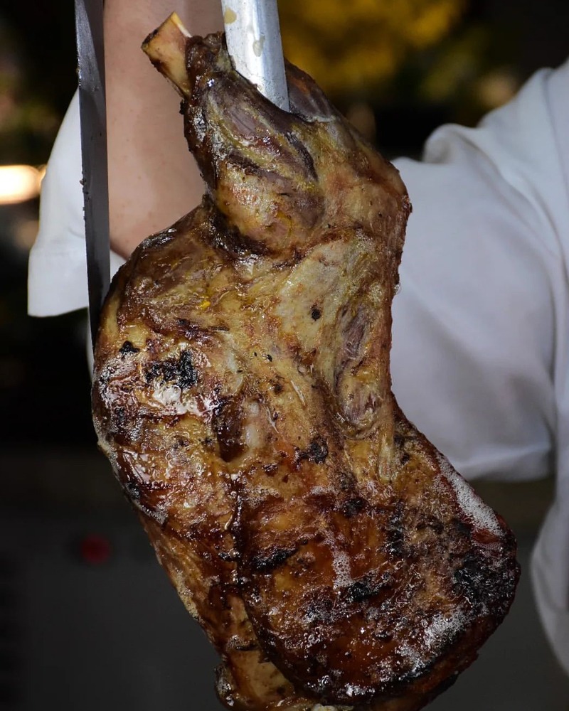 Ambiente interno da Churrascaria Fogo Nobre