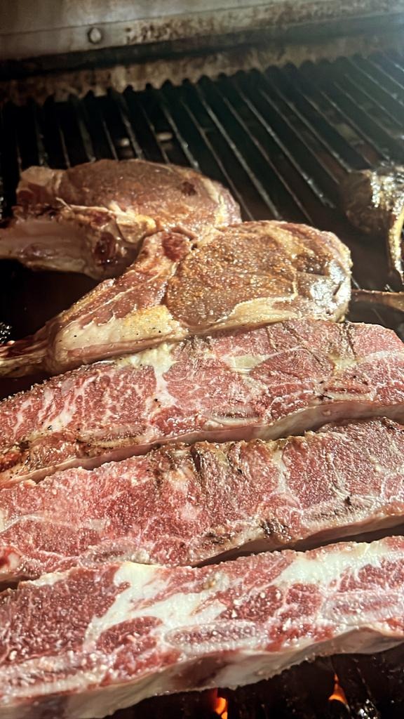 Interior acolhedor da Churrascaria Fogo Nobre